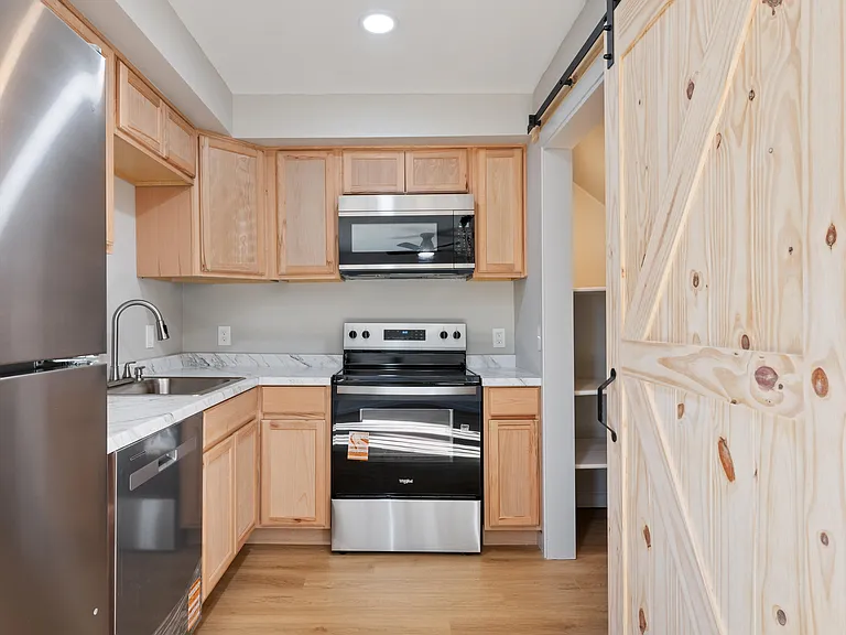 609 McPherson Ct S — Photo 2