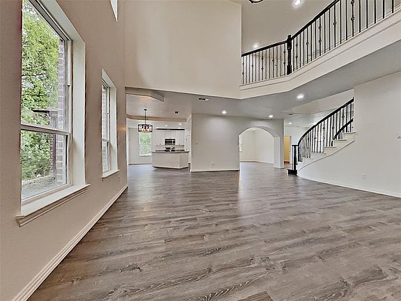 4th image of 1641 Carriage Creek Dr