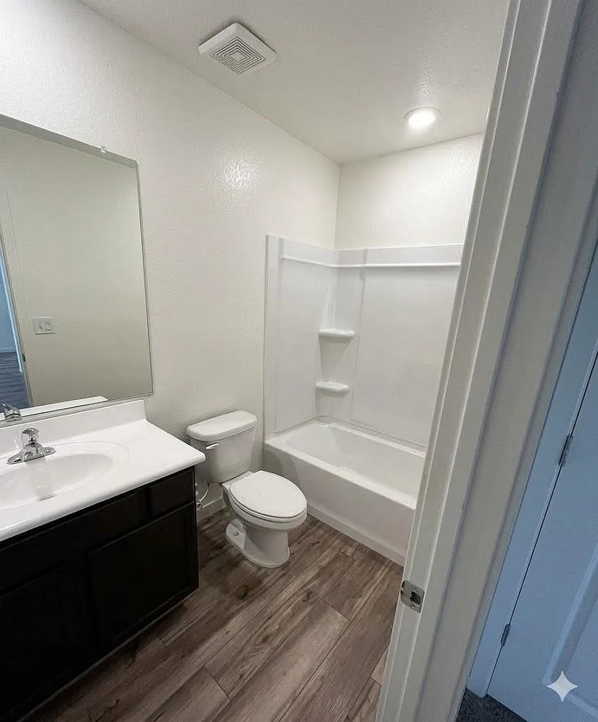 4 bed, 2.0 bath, 2490 sqft, $979 — Photo 2