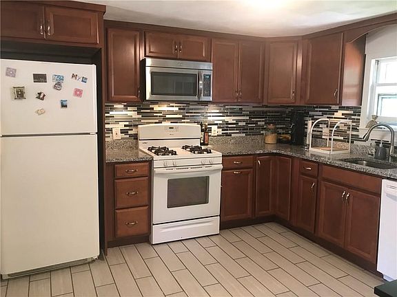 3rd image of 187 Knollwood Ave