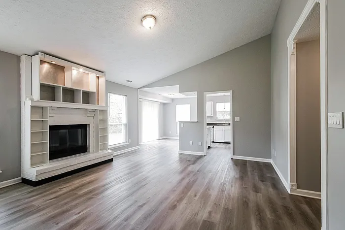 3 bed, 2.0 bath, 1293 sqft, $1,645 — Photo 3