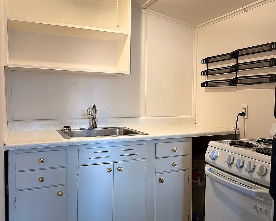 1st image of 431 W 2nd St #5