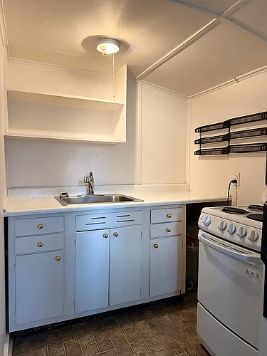 431 W 2nd St #5 Photo 1