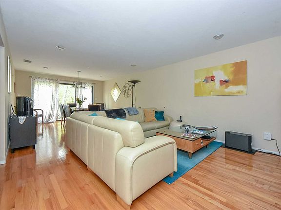 3rd image of 71 Foxwood Dr