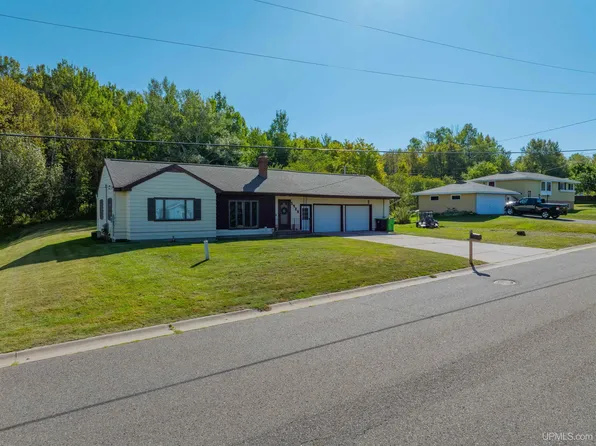 1428 High St, Munising, MI 49862