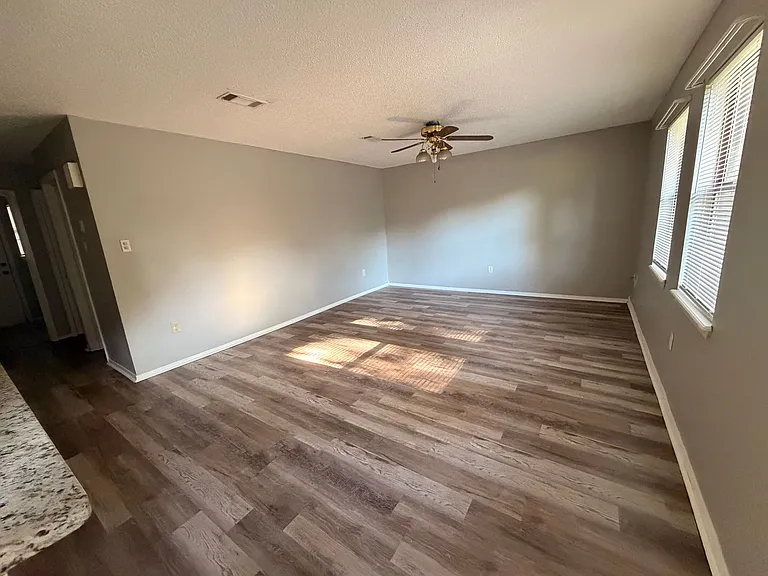 406 Joplin Pl — Photo 2