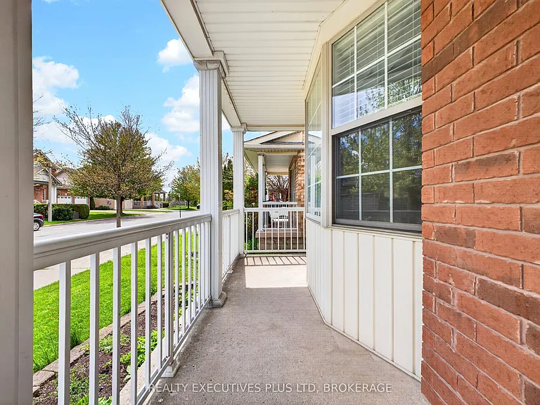 389 Wright Cres — Photo 2