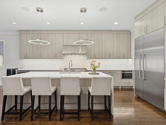 5th image of 2028 W Le Moyne St #1E