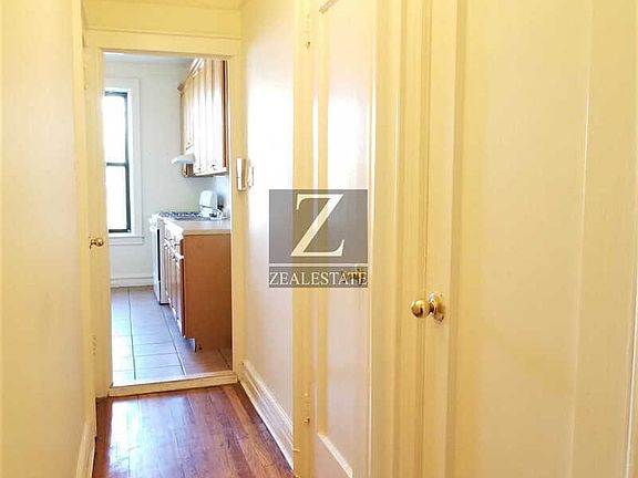 3rd image of 900 E 35th St APT B2