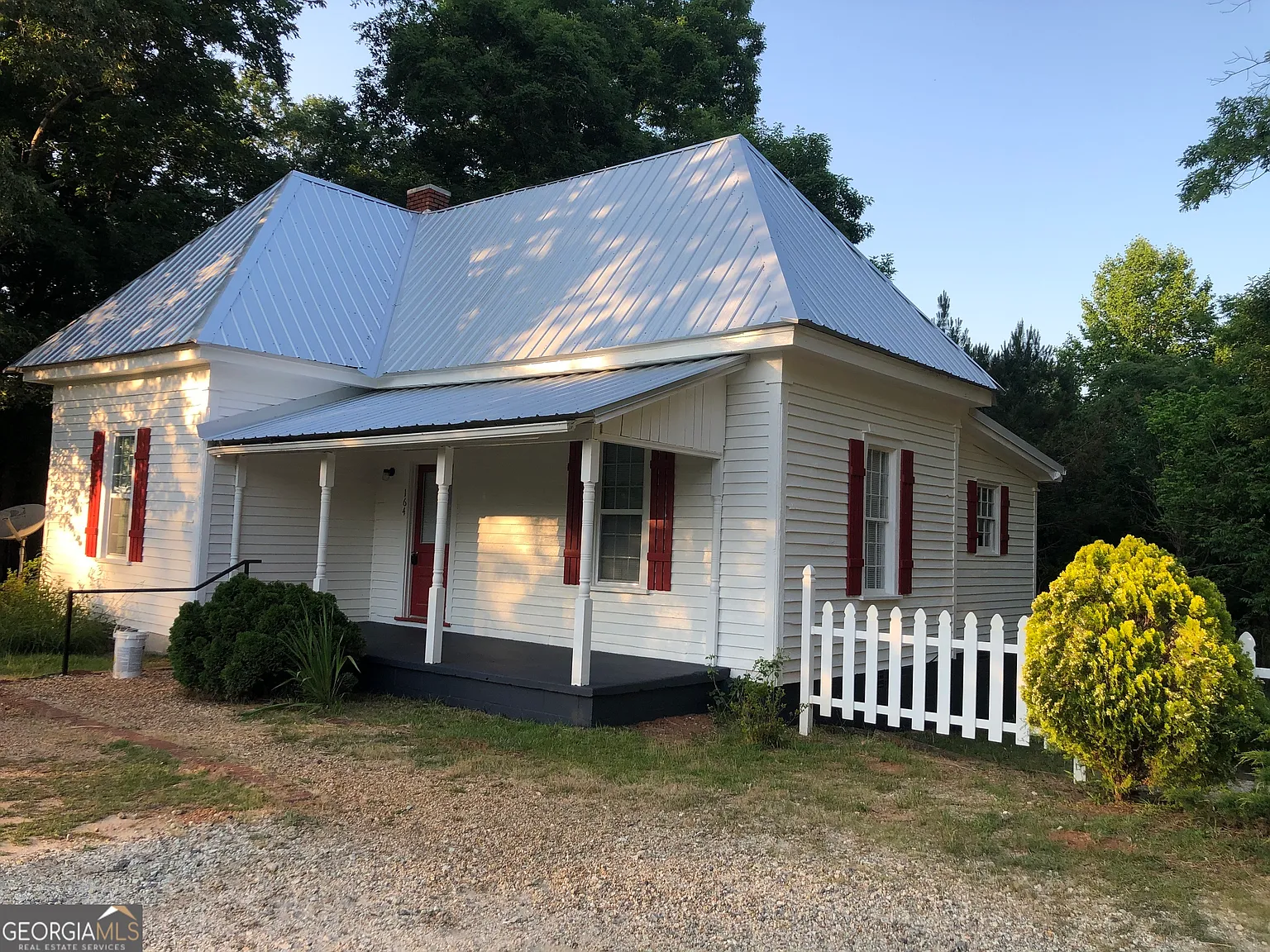 2 bed, 1.0 bath, 928 sqft, $1,675 — Photo 1