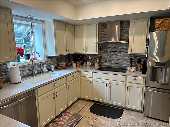 3rd image of 212 Kingsbury Dr