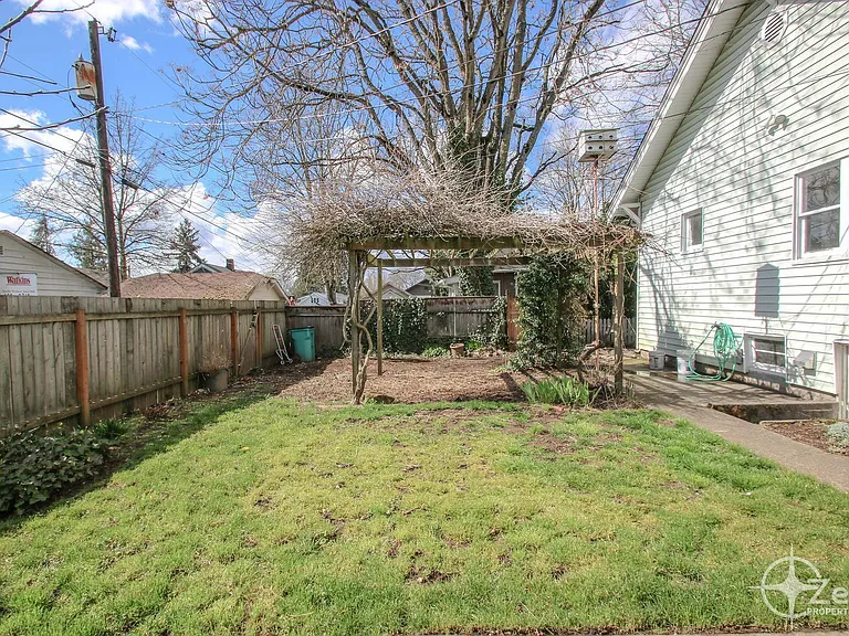 315 W 27th St — Photo 20