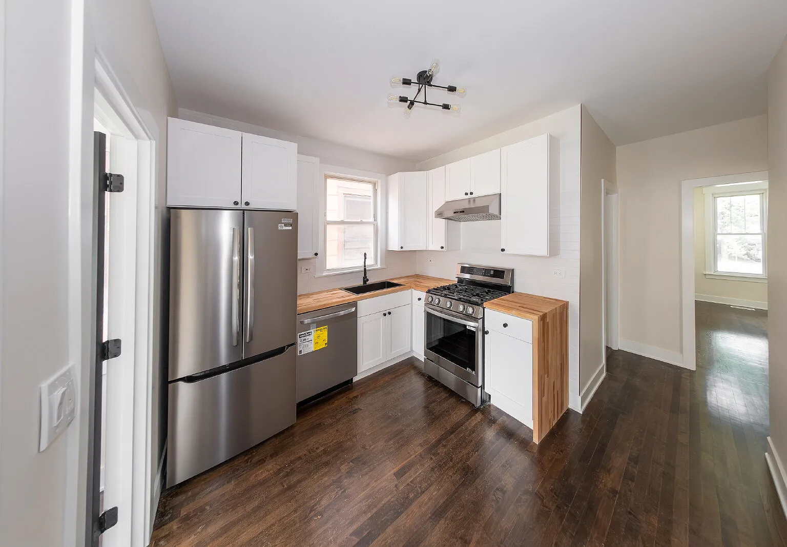 4 bed, 2.0 bath, 1600 sqft, $3,100 — Photo 4