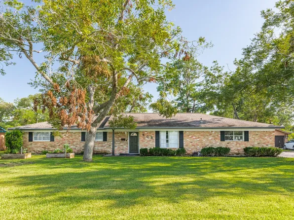 908 W Mulberry St, Angleton, TX 77515
