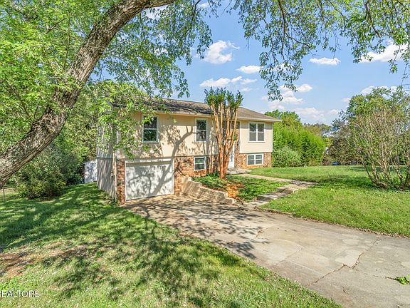 3rd image of 1321 Scotsbury Cir