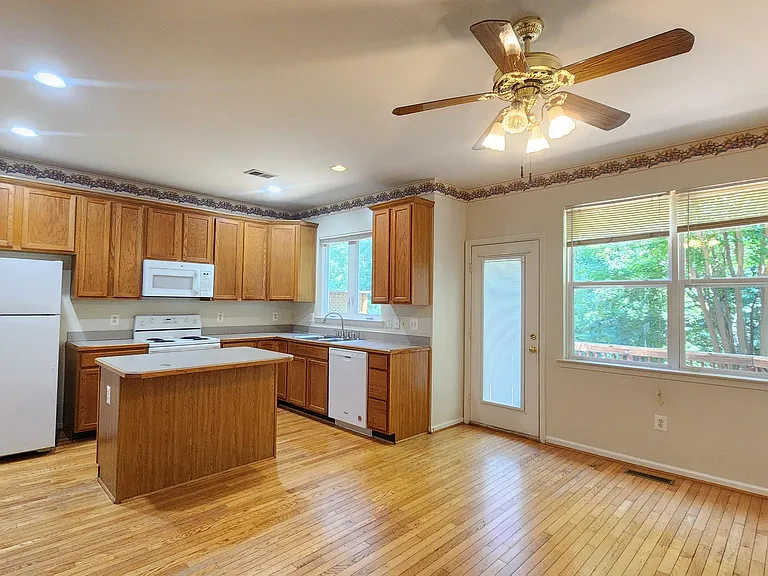7719 Sullivan Cir — Photo 9