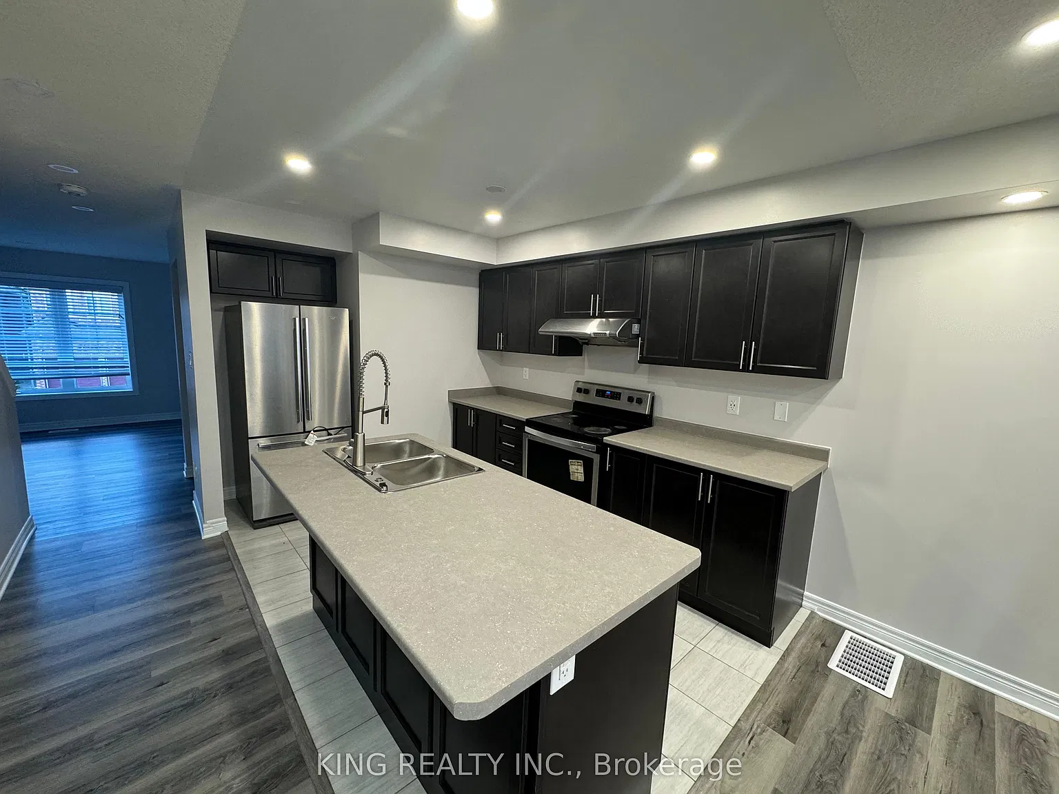 4 bed, $2,400 — Photo 2