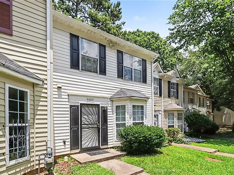 5582 Stonington Trace Pkwy — Photo 3