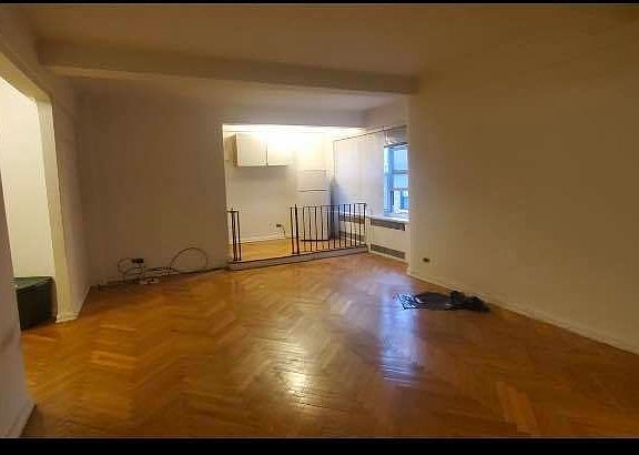 3rd image of 139 E 35th St APT 10D