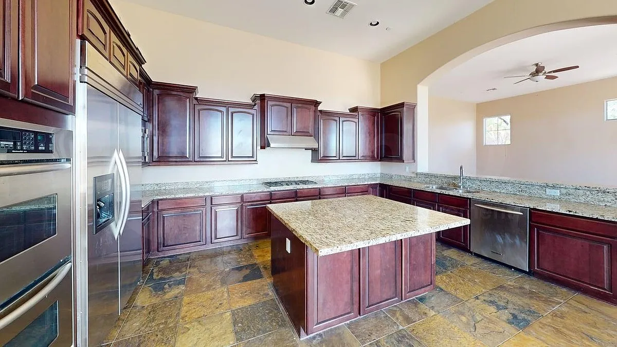4 bed, 4.5 bath, 4400 sqft, $5,349 — Photo 4