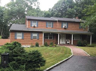 7 Ryan Ct, Ridge, NY 11961