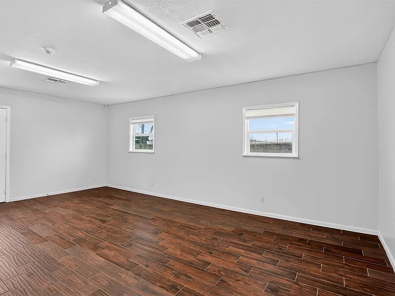 5109 E 5th St — Photo 12