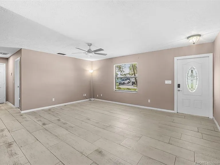 687 NE Maranta Terrado — Photo 11