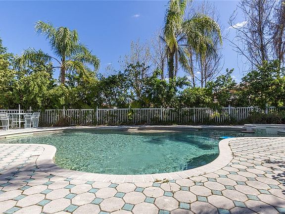 3rd image of 8609 Buttonwood Ln