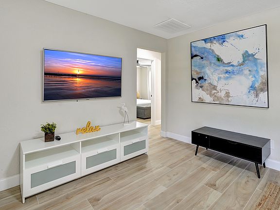 4th image of 4117 SE 19th Ave #2