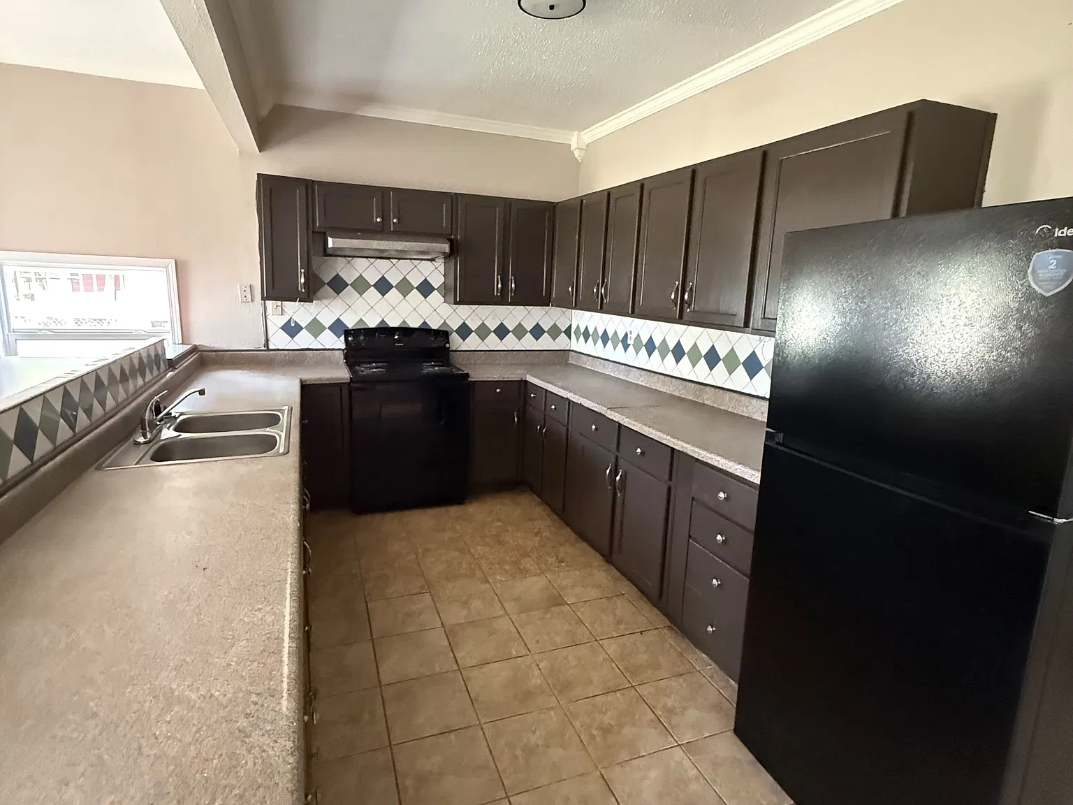 3 bed, 1080 sqft, $1,800 — Photo 2