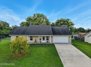 865 Quietlands Dr, Maryville, TN 37801