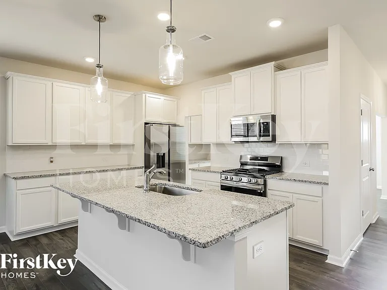 513 Hillpark Ln — Photo 5