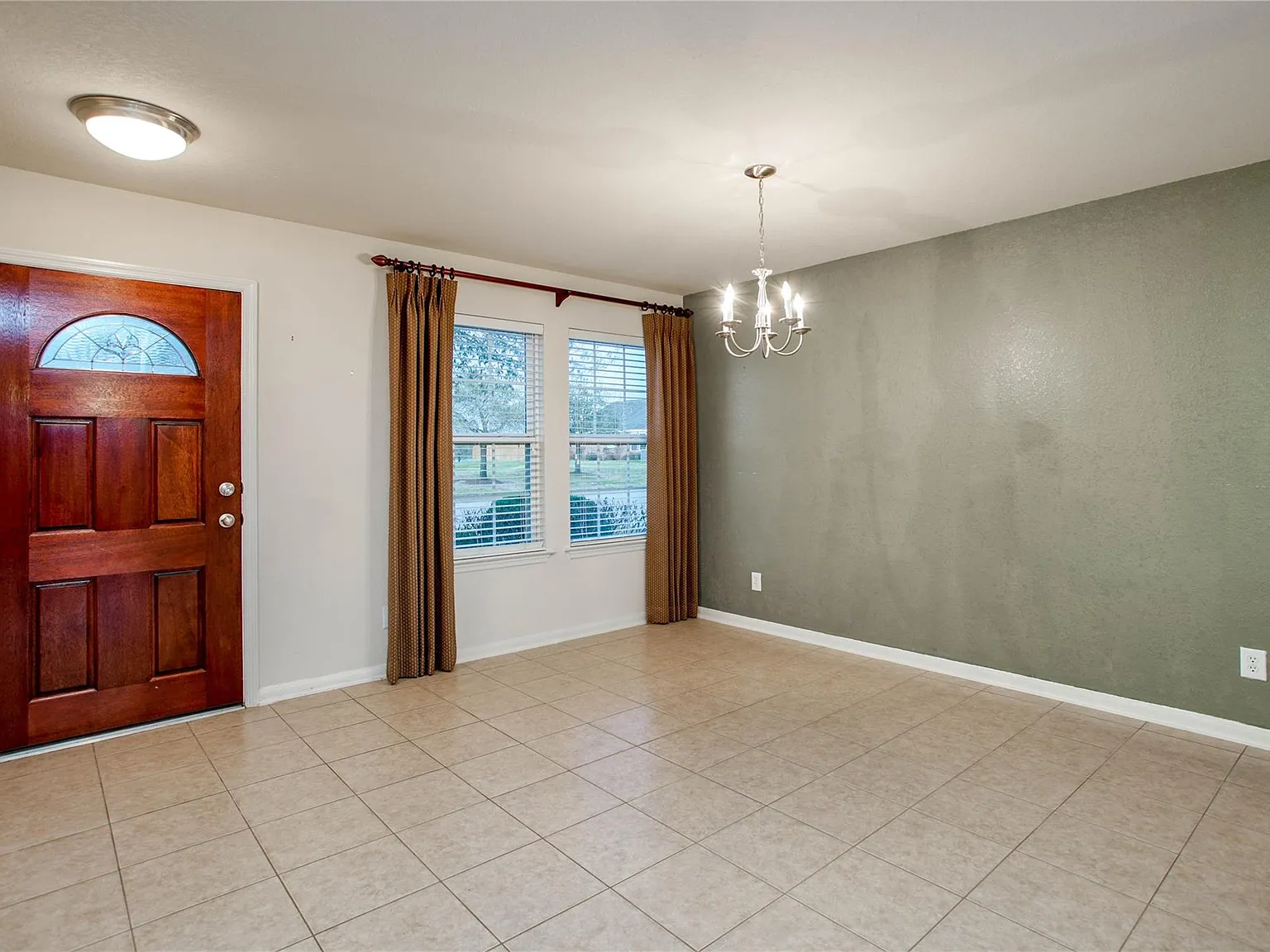 3 bed, 2.5 bath, 2436 sqft, $1,899 — Photo 4