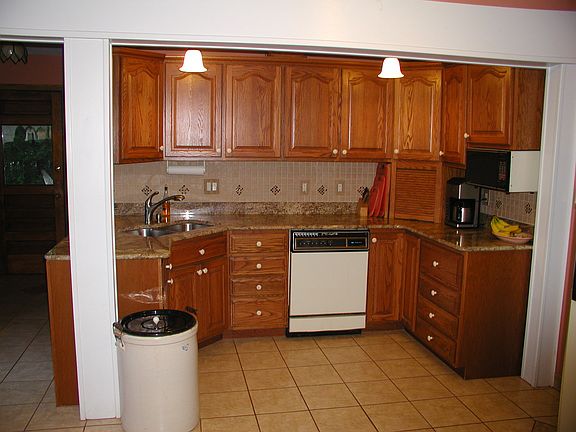 KITCHEN W/GRANITE COUNTERS