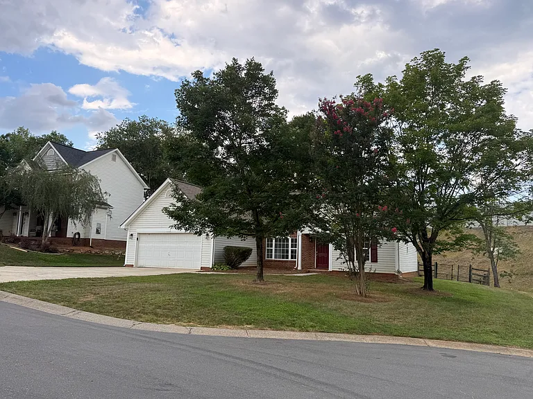 121 Shining Armor Ct — Photo 2