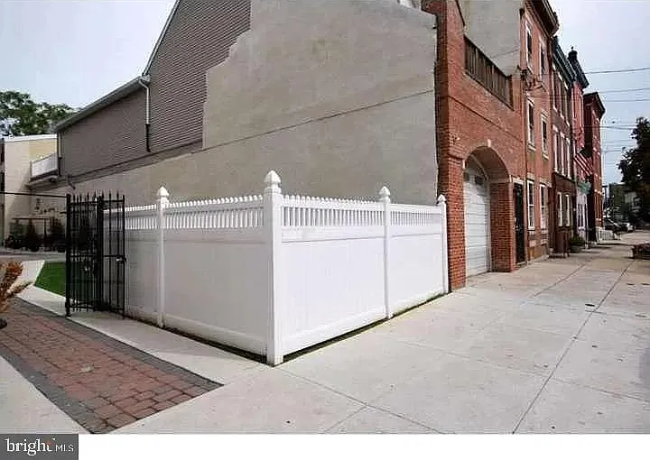525 Fitzwater St #1R — Photo 17
