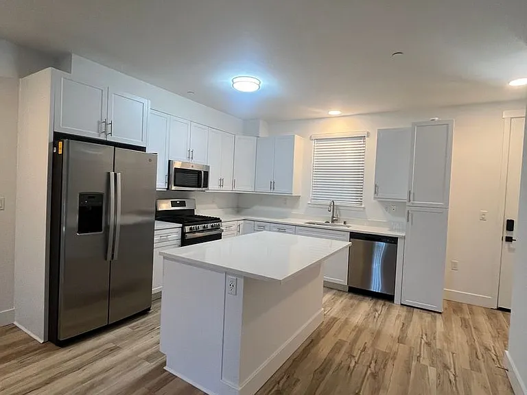 Emerald Ridge Apartments — Photo 12