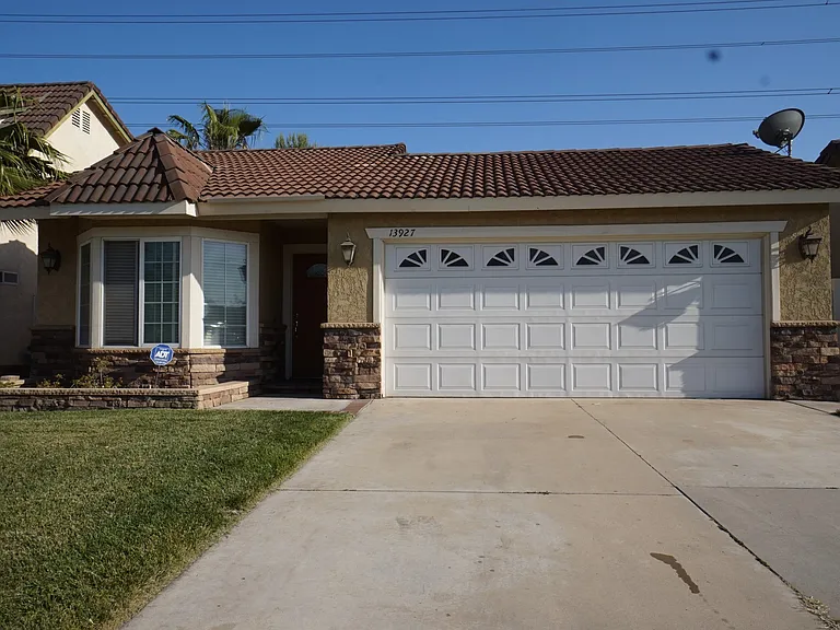13927 Woodland Dr — Photo 3