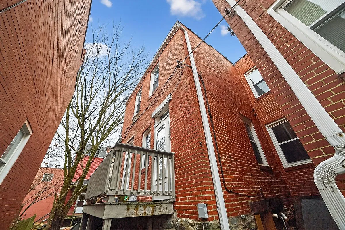 Building Photo - 5822 Bryant St