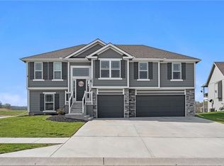 1701 Willow Ln, Kearney, MO 64060
