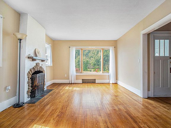 5th image of 204 Summer St