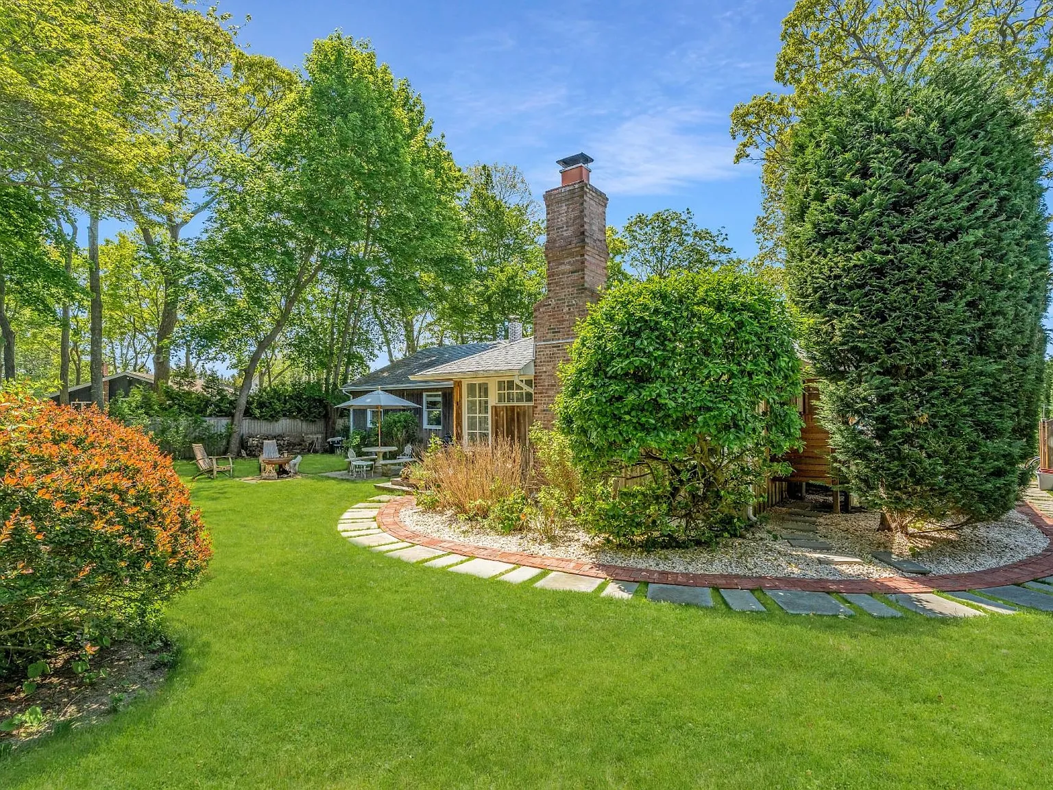 Sag Harbor 3 Bedroom Great Location With Waterviews! — Photo 2