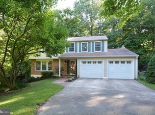 8304 Old Tree Ct, Springfield, VA 22153