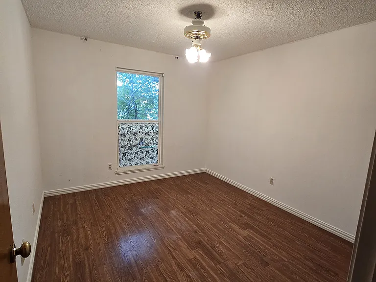 301 Colony Dr — Photo 4