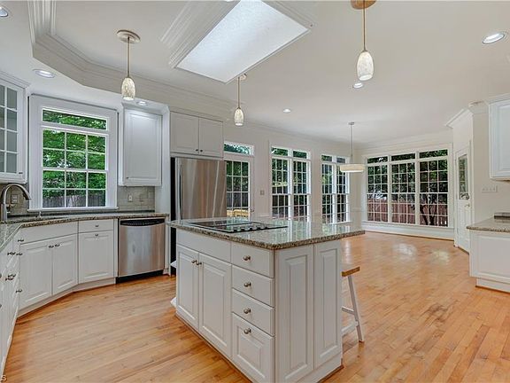 4th image of 5 Leeward Ct