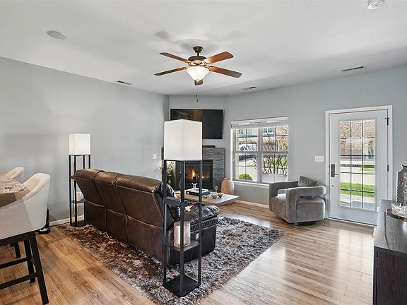 5th image of 412 Cambria Dr
