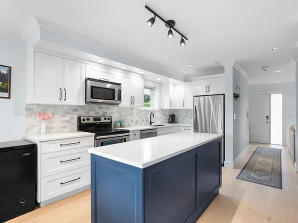 1121 Saint Andrews Ave, North Vancouver, BC V7L 0A6
