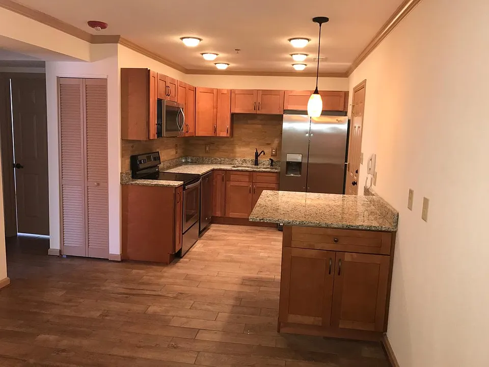 170 E Main St #170
