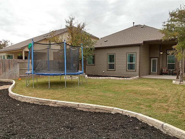 104 Auburn Cv — Photo 34