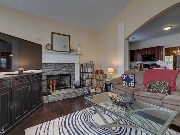 4th image of 617 Brookwater Dr